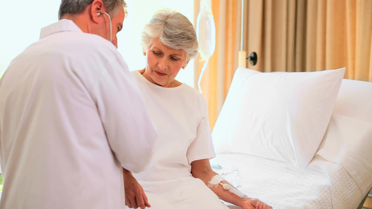 병원 침대 에 있는 여자 를 돌보고 있는 의사