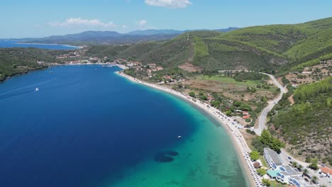 la playa de porto koufo y la pintoresca costa en sithonia, halkidiki, grecia - 4k aéreo