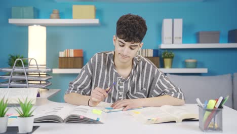 el estudiante toma notas en papeles pequeños.