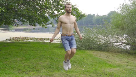 Hombre-Deportista-Saltando-La-Cuerda-En-El-Bosque.