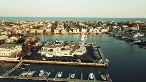 Ariel-Nähert-Sich-Während-Der-Goldenen-Stunde-Dem-Restaurant-Am-Hafen-In-Stone-Harbor,-New-Jersey