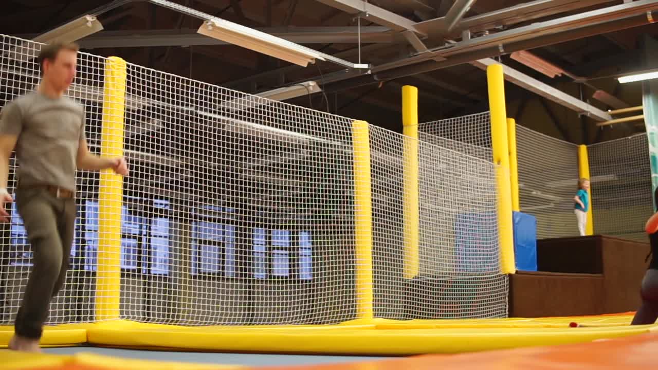 트램폴린 공원에서 뛰어다니는 사람들