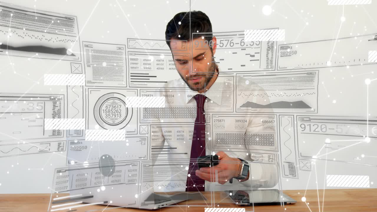 Homem usando o smartphone e digitando no notebook no escritório, gerando gráficos animados para análises tecnológicas.