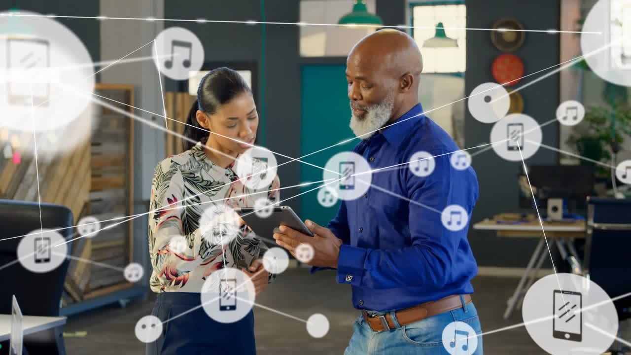 사무실에서 디지털 태블릿을 사용하는 비즈니스맨과 비즈니스맨을 통한 디지털 아이콘 네트워크