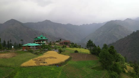 toma de drones de un pequeño pueblo en el valle de sainj en himachal pradesh cerca de manali, kasol-11