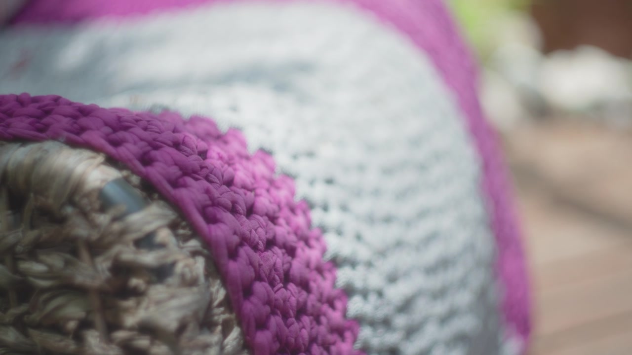 Sedia in vimini coperta da una coperta colorata