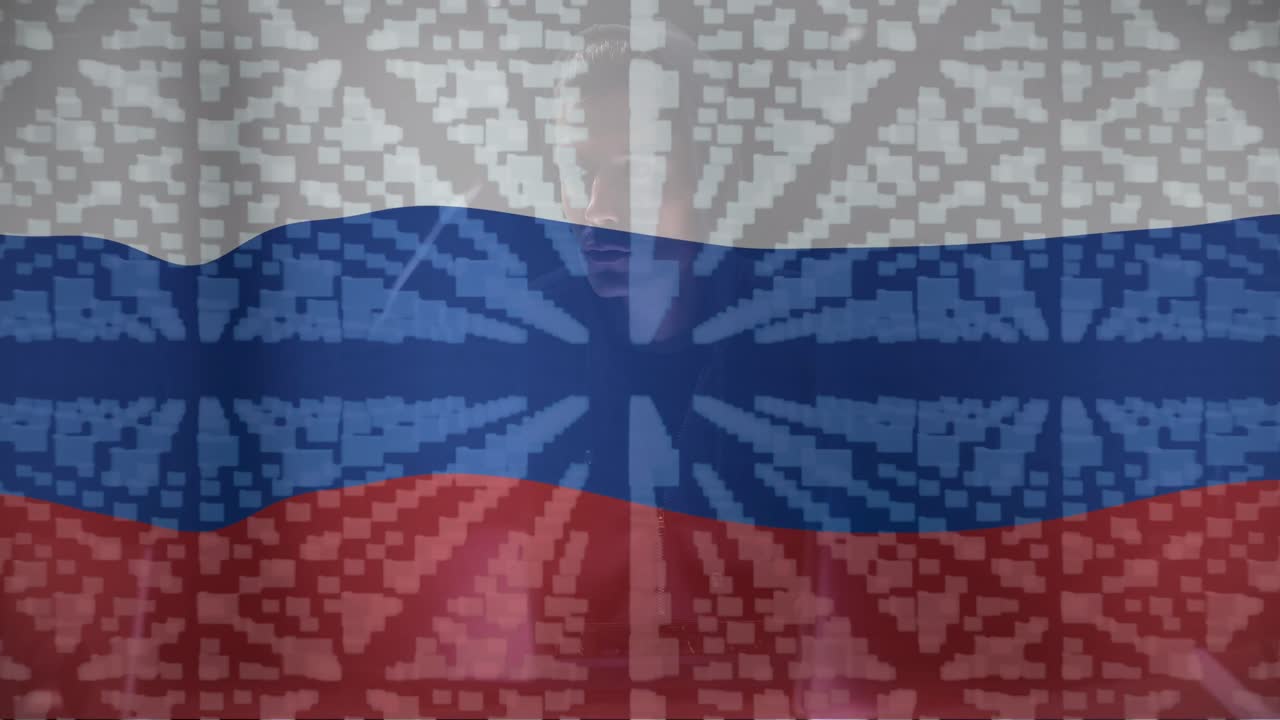Animation av kaukasisk manlig hacker, databehandling och hänglås över Rysslands flagga