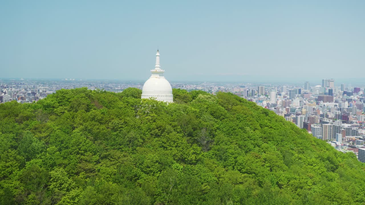 로프웨이 에 있는 사포로 의 모이와 산 에 있는 평화 기념물  ⁇  을 지나가는 전망
