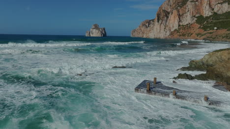 Vista-Aérea-Desde-La-Costa-De-Pan-Di-Zucchero-En-La-Isla-De-Cerdeña,-Cerca-De-Masua.