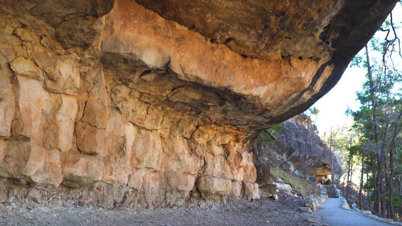 excursionista femenina caminando por el sendero con trípode en walnut canyon