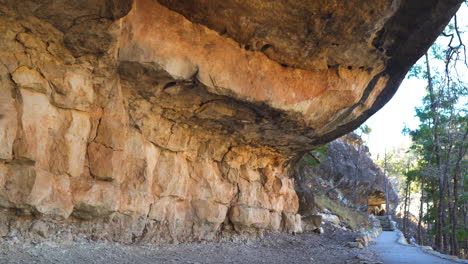 caminhante feminina caminhando ao longo do caminho da trilha com tripé no walnut canyon