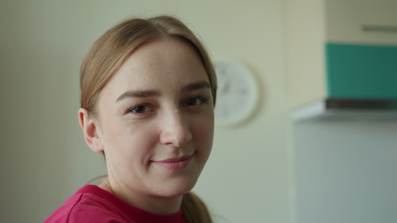 mujer preparando el desayuno, joven rubia cocinando tranquilamente el desayuno en un ambiente de cocina soleado, joven alegre con cabello rubio disfrutando de la preparación del desayuno en una cocina cálida y acogedora