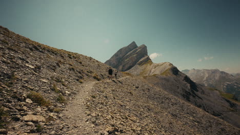 excursionistas en un sendero de montaña