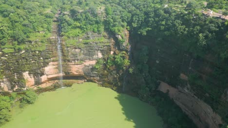 cascada rajdari devdari y la presa latif shah y el lago chandraprabha vista aérea