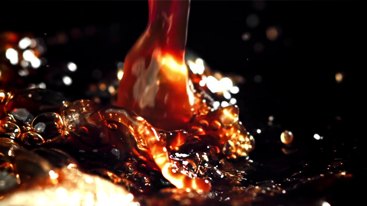 Versamento dinamico di liquido rosso scuro che crea schizzi e bolle