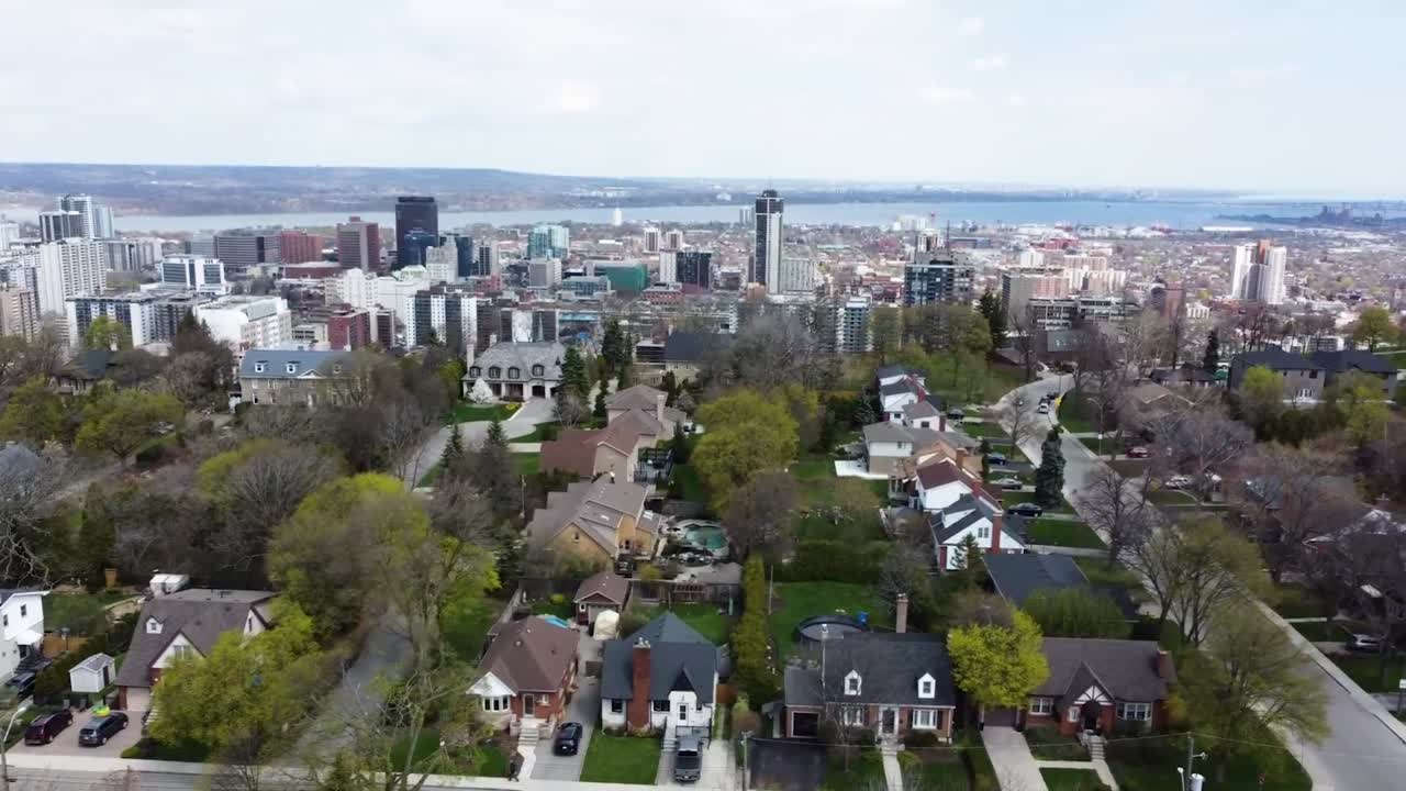 Dron volando sobre el centro de Hamilton en primavera