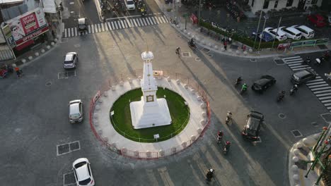 vista aérea del monumento tugu jogja o yogyakarta, en la ciudad indonesia de yogyakarta.