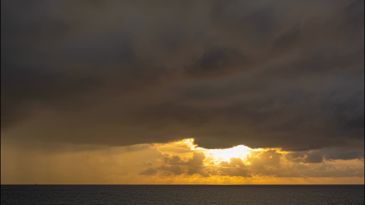 일몰의 황금빛 하늘에서 시간의 흐름이 흐릿합니다.