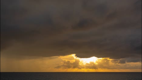 el tiempo pasa nublado en el cielo dorado al atardecer.
