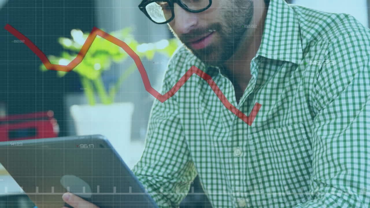 animación del procesamiento de datos financieros sobre un empresario caucásico que usa una tableta