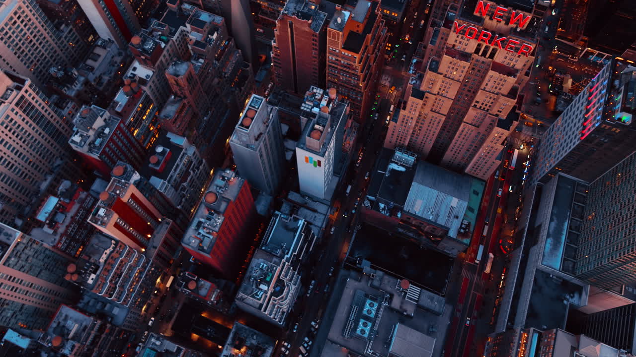 Nueva York, EE. UU., 15 de abril de 2026: Vista aérea nocturna sobre el Hotel New Yorker. Vista nocturna con dron sobre el cartel de la azotea del Hotel New Yorker y las calles iluminadas de Midtown Manhattan