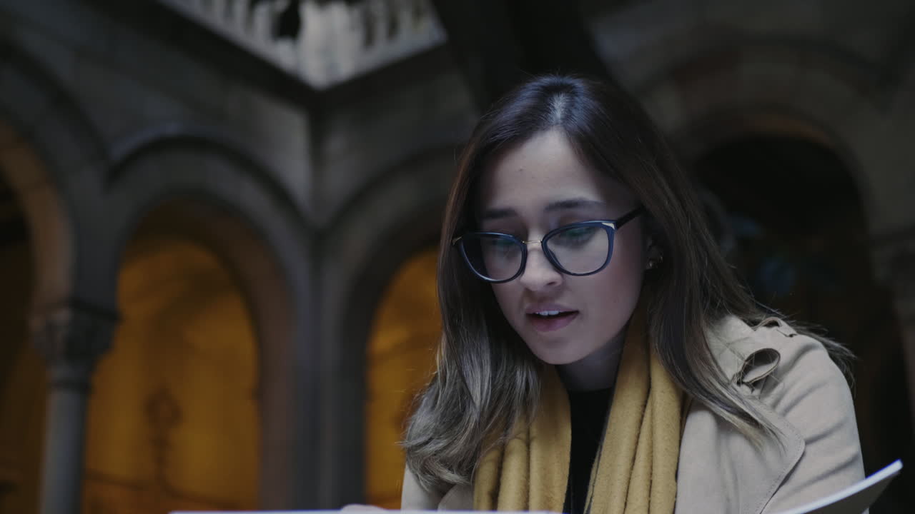 estudiante tomando notas en el cuaderno