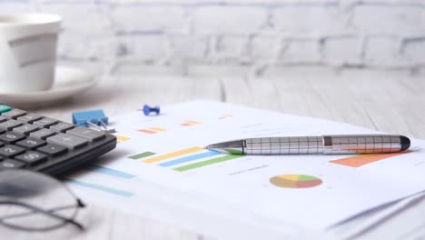 documentos de negocios e informes en un escritorio