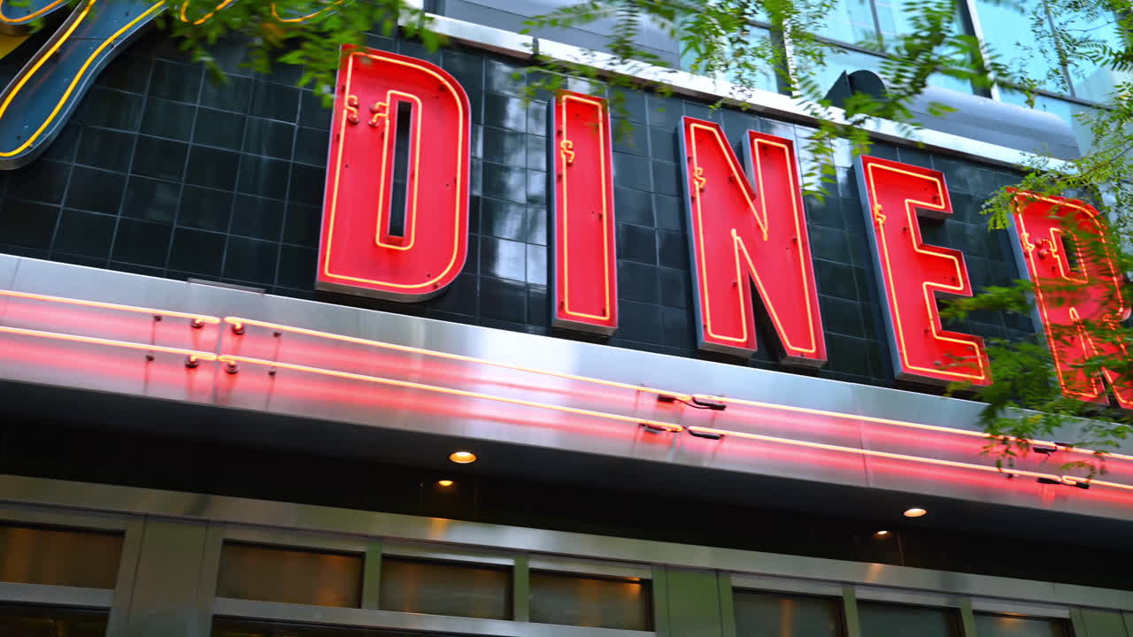 Nueva York (EE. UU.), 1 de agosto de 2025: letrero de neón luminoso de un restaurante en Nueva York. Primer plano de un letrero de neón brillante de un restaurante en Nueva York.