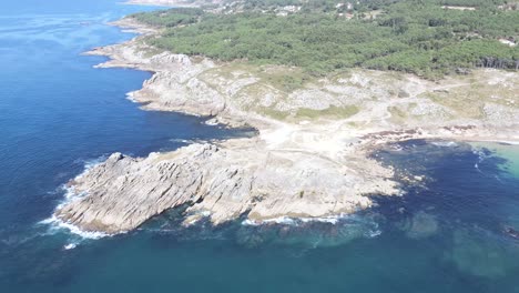 dron aéreo de 4k sobrevolando un asentamiento celta tradicional en galicia