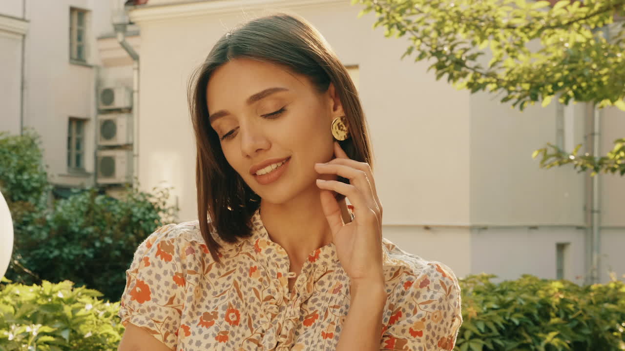 hermosa mujer con vestido floral al aire libre