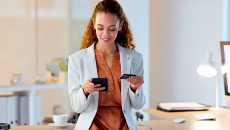 mujer de negocios comprando en línea con un teléfono
