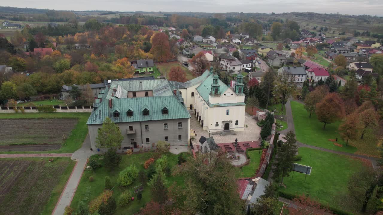 vista aérea del santuario de la visitación de la santísima virgen maría en żarki, polonia