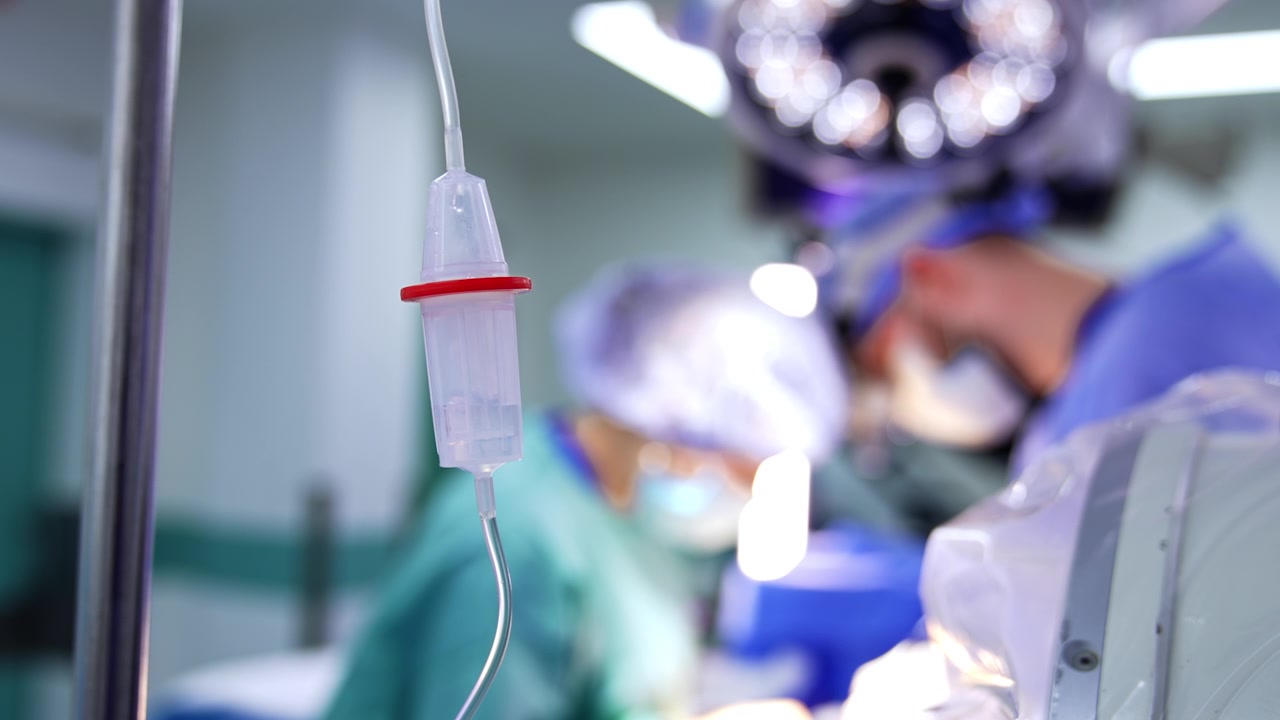 Primo piano di flebo endovenosa durante un intervento chirurgico in sala operatoria
