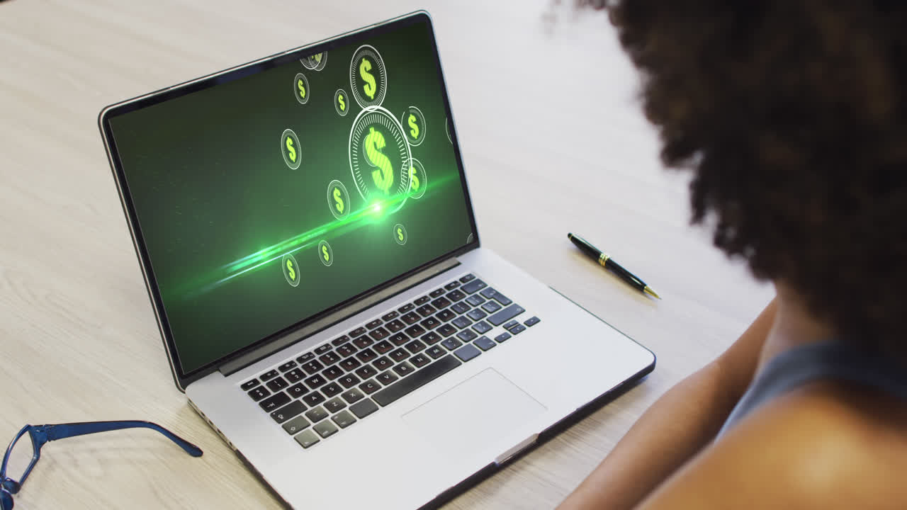 mujer de negocios afroamericana usando una computadora portátil para llamadas de video con procesamiento de datos