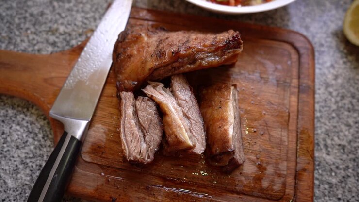 Carne succulenta grigliata in stile argentino, pronta da servire.