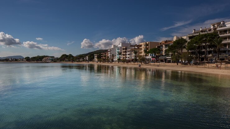 Pollenca Beach vídeos em 4K 01