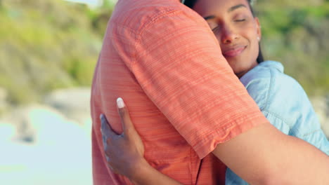 amor, abrazos y relajarse con la pareja en la playa