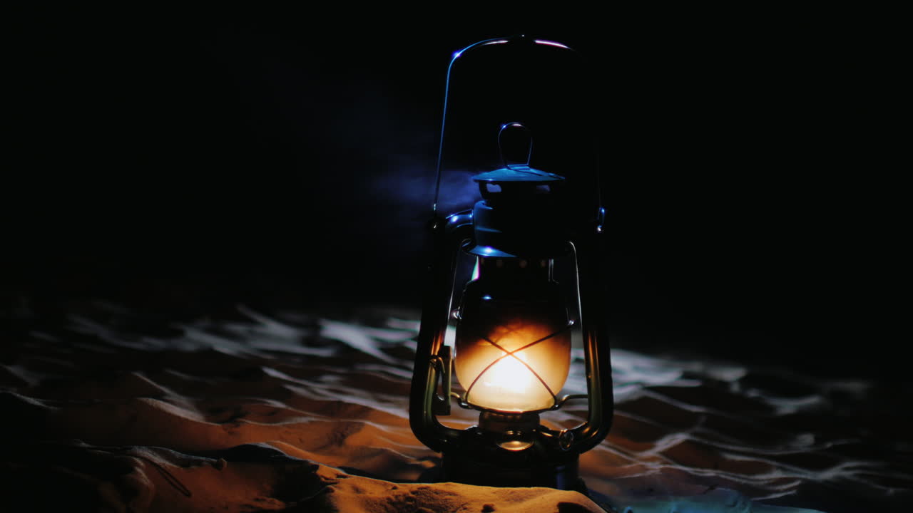 vieja lámpara de queroseno brilla en la oscuridad concepto místico de halloween