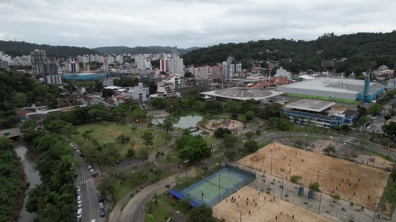 Video de Dron del Parque Ramiro Ruediger, parque público en la ciudad de Blumenau, estado de Santa Catarina, Brasil