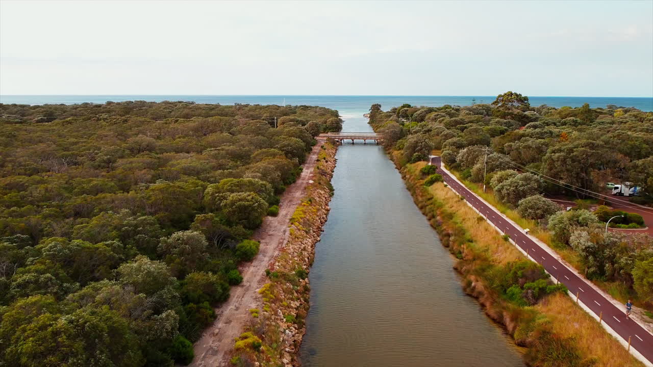vista aérea del bosque de humedales y el río cerca del estuario en el oeste de australia