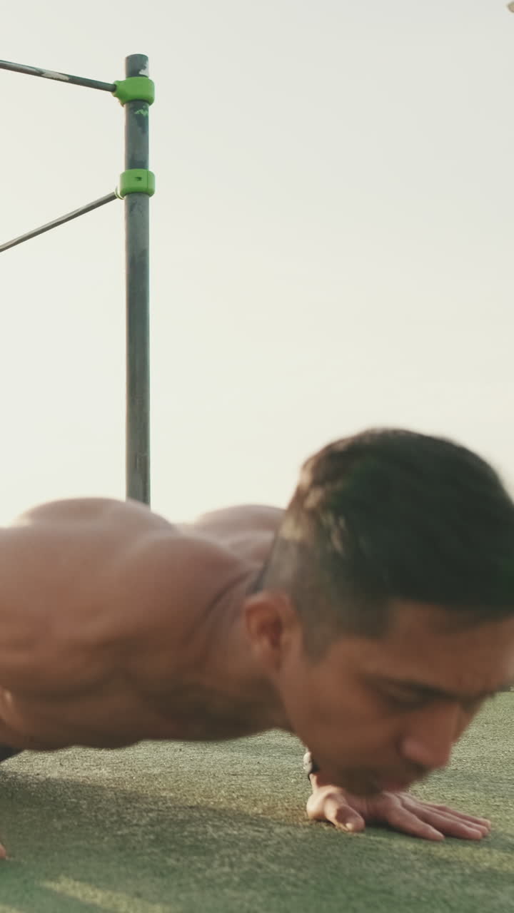 Uomo che fa flessioni all'aperto