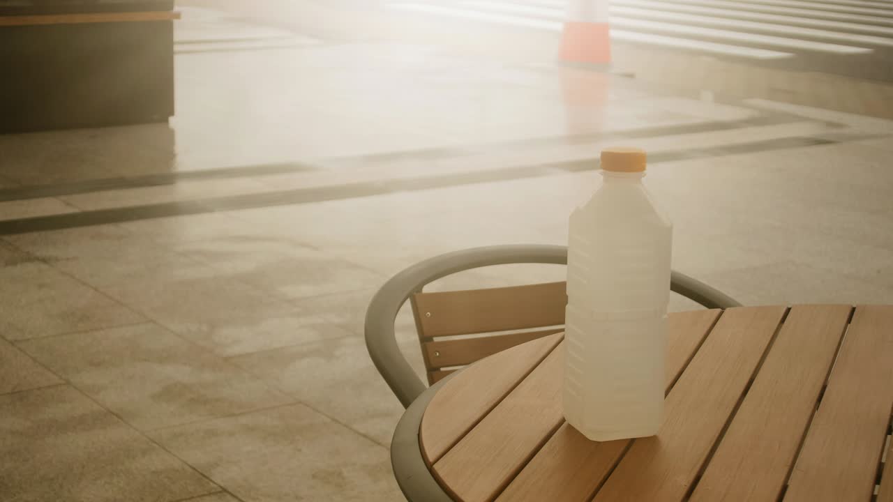 테이블 위에 있는 물 병의 타임스