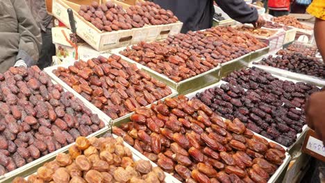 gente local comprando frutas de dátiles para el ramadán