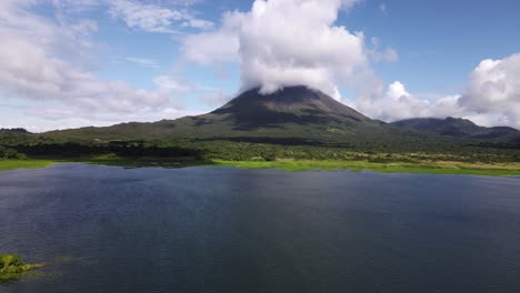 Video-Aéreo-Acercándose-Al-Famoso-Volcán-Arenal-En-Costa-Rica-Durante-La-Estación-Húmeda