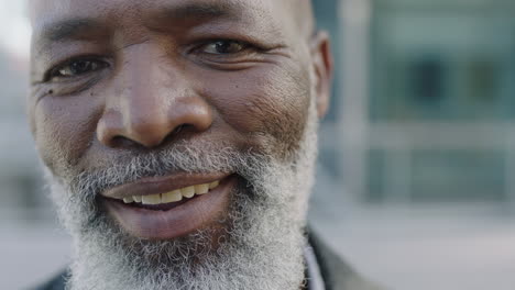 retrato en primer plano del empresario afroamericano ceo sonriendo confiado disfrutando de un logro exitoso en su carrera
