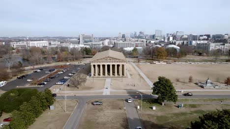 edificio parthenon en nashville, tennessee con video de avión no tripulado que se mueve hacia abajo.