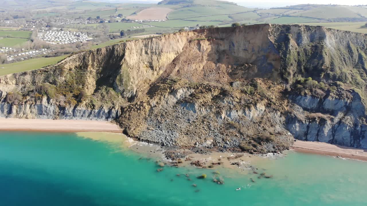 vista aérea de paralaje de la enorme caída del acantilado de la costa jurásica en seatown en dorset