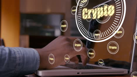 animación de criptografía en círculos sobre las manos de un hombre caucásico usando una computadora portátil con espacio de copia