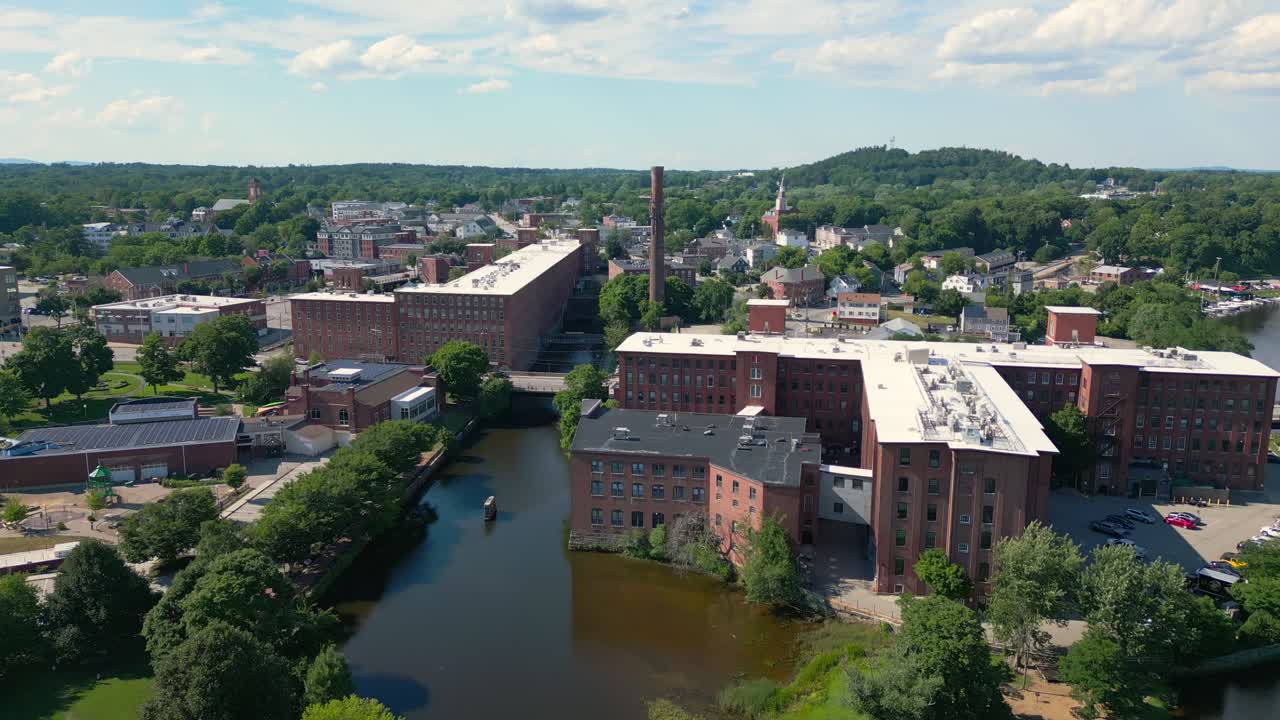 Sakte stigende droneopptak av den historiske møllen i sentrum av Dover, NH, USA. Det avslører resten av byen på en varm, lys sommerdag