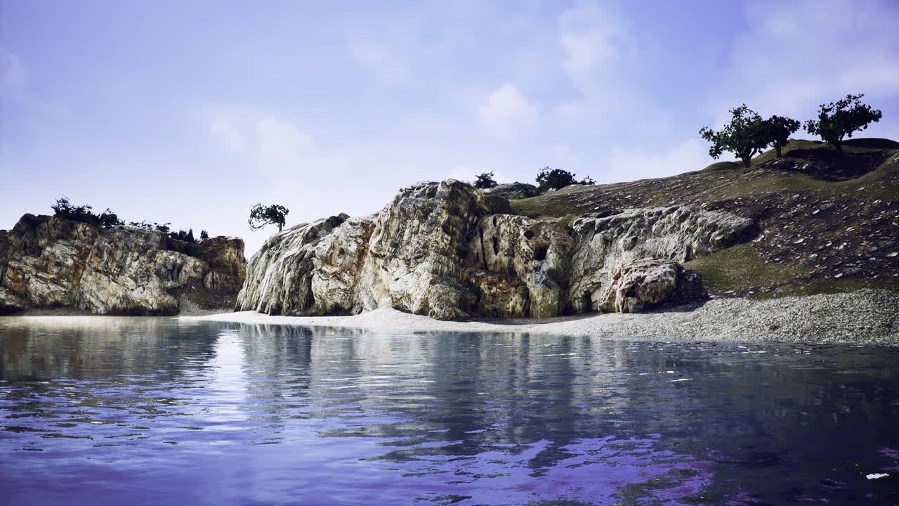 las aguas tranquilas reflejan la costa rocosa bajo un cielo azul claro.